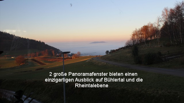 2 große Panoramafenster bieten einen einzigartigen Ausblick auf Bühlertal und die Rheintalebene